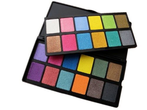 Paleta com 24 cores de sombras ultracintilantes